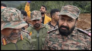 Mohanlal visits wayanad వాయనాడ్‌ రెస్క్యూ ఆపరేషన్స్‌లో సైనిక దుస్తుల్లో పర్యటించిన మోహన్‌లాల్.. రూ.3 కోట్లు!