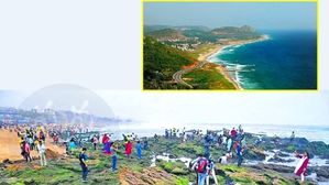 ప్రకృతి ఆశ్చర్యం: వైజాగ్ బీచ్‌లో అరుదైన దృశ్యం..సముద్రం 400 మీటర్లు వెనక్కి.. అద్భుతమైన ఫోటోగ్రఫీ