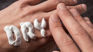 చలికాలంలో చర్మం పొడిబారకుండా ఇలా చేయండి.. ఇంకెప్పటికీ చర్మం పగలదు!