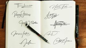 మీ సంతకాన్ని బట్టి మీరు ఎలాంటివారో చెప్పేయొచ్చు! ఈ విధంగా సంతకం చేసే వాళ్ళు గొప్పవాళ్లు అవుతారు