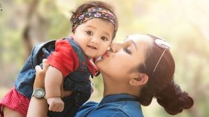 చిన్న పిల్లలకు ముద్దులు పెడుతున్నారా.. అయితే వారి ప్రాణాలు ప్రమాదంలో ఉన్నట్లే.. ఎందుకంటే?