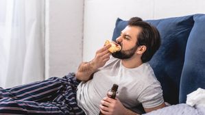 మంచంపై కూర్చొని అన్నం తింటున్నారా?