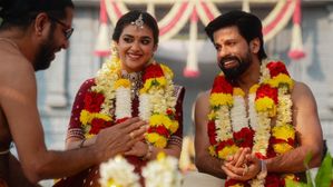 ఒక్క చీర ధర అన్ని లక్షలా.. పెళ్ళిలో కీర్తి సురేష్ ధరించిన చీర ప్రత్యేకతలు ఇవే!