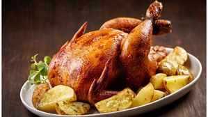 చికెన్ పాడైపోయిందని గుర్తించడం ఎలా? ఎక్స్ పైర్డ్ చికెన్ తింటే ఏమవుతుందో చూడండి