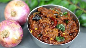 Onion Pickle: ఉల్లిపాయలతో రుచికరమైన నిల్వ పచ్చడి.. కూర లేకపోయినా అన్నంలో తినేయొచ్చు!
