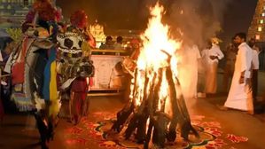 Lohri 2025: భోగి మంటల్లో మిస్ అవ్వకుండా కచ్చితంగా వేయాల్సిన వస్తువులు ఇవే!