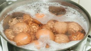 గుడ్లు ఉడకబెట్టిన నీటిని పడేస్తున్నారా? ఈ ప్రయోజనాలు తెలుసుకుంటే జీవితంలో పడేయరు