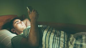 రాత్రి పడుకునే ముందు రీల్స్ చూస్తూ పడుకుంటున్నారా?.. మీకు ఈ సమస్యలు రావడం పక్కా!