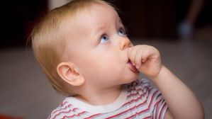 మీ పిల్లలకు బొటనవేలు చప్పరించే అలవాటు ఉందా? వెంటనే మాన్పించండి ఎందుకంటే?