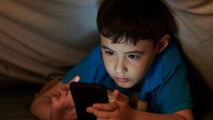Be Careful పిల్లలకు ఫోన్లు ఇస్తున్నారా?.. ఇస్తే, గవర్నమెంట్ తెచ్చిన కొత్త రూల్స్‌తో మీకు భారీ నష్టం తప్పదు!