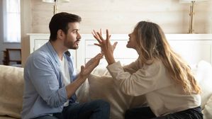 భార్యలు చేసే ఈ 5 పనులు భర్తలకు అస్సలు నచ్చవు.. అందుకే వేరే వాళ్ళ వైపు మొగ్గు చూపుతారు!