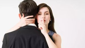 భర్తల వద్ద భార్యలు దాచే 5 విషయాలు ఇవే.. ప్రతి మగాడు తెలుసుకోవాలి