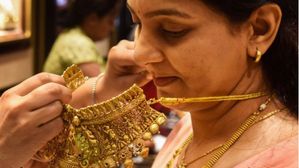 కొండ దిగుతున్న బంగారం,వెండి..వరుసగా రెండో రోజు కూడా ధరలు ఢమాల్..కొనాలనుకుంటే రైట్ టైం!