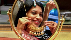 పెళ్లిళ్ల సీజన్ వేళ సామాన్యులకు భారీ శుభవార్త..దిగొచ్చిన బంగారం,వెండి ధరలు!