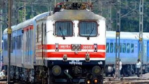 రైలు టిక్కెట్లు ఈజీగా ఆన్ లైన్ లో బుక్ చేస్తున్నారా? ఈ విషయం తెలుసుకోకుంటే మీకే నష్టం!