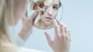 వాస్తు ప్రకారం పగిలిన అద్దం ఇంట్లో ఉంచుకుంటే.. మీ జీవితం సర్వనాశనమే! ఎన్ని సమస్యలు వస్తాయో తెలుసా?