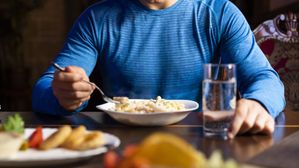 Danger: భోజనం చేస్తున్నప్పుడు మధ్యలో నీళ్లు తాగితే ఎన్ని సమస్యలు వస్తాయో తెలుసా?