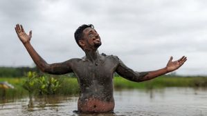 బురదలో స్నానం చేయడం వల్ల కలిగే ప్రయోజనాలు ఏంటో తెలుసా..