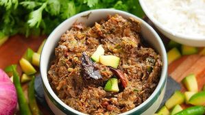 పచ్చిమిర్చి మామిడికాయ పచ్చడి..ఇడ్లీ, దోస,అన్నం దేంతో తిన్నా కేక..ఎలా చేయాలంటే