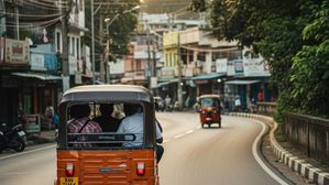 ఆఫీస్ లేదు,డిగ్రీ లేదు..కానీ నెల సంపాదన రూ.8 లక్షలు..ఈ ఆటో డ్రైవర్ తెలివికి ఫిదా అవ్వాల్సిందే!