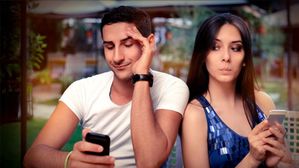 మీ భాగస్వామి మిమ్మల్ని మోసం చేస్తున్నారో లేదో తెలుసుకోడానికి 5 ఈజీ మార్గాలు