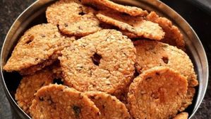 పాతకాలం నాటి గట్టి గారెలు..క్రంచీగా భలే రుచి..నెల రోజులు నిల్వ ఉంటాయి..ఎలా చేసుకోవాలంటే