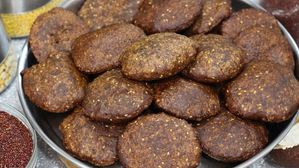 వర్షాకాలపు బెస్ట్ స్నాక్ ఇదే..ఆరోగ్యం,రుచి కలగలిసిన బెల్లం రాగి బూరెలు..ఎలా చేసుకోవాలంటే