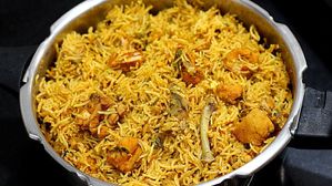 కుక్కర్ లో చికెన్ బిర్యానీ..రెస్టారెంట్ కి మించిన టేస్ట్ తో..పొడిపొడిలాడుతూ సూపర్ గా ఎలా చేసుకోవాలంటే..