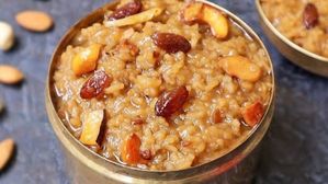 గుడిలో ప్రసాదంగా పెట్టే చక్కెర పొంగలి.. ఇంట్లోనే ఇలా చేస్తే మృదువుగా,మంచి రుచిగా