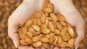 బాదం తొక్కతో తినాలా? తొక్క తీసేయాలా? ఆరోగ్య నిపుణులు చెప్పే అసలు నిజం ఇదే!