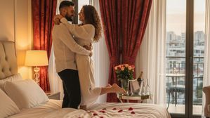 లవర్ తో గడపాలనుకున్నోళ్ల కోసం ప్రత్యేక హోటల్స్..అద్దాల పైకప్పులు, రహస్య ప్రవేశాలు