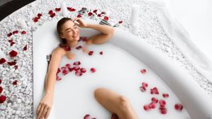 ఆర్జేడీ అభ్యర్థికి 400 లీటర్ల పాలతో అభిషేకం..పాల స్నానం వల్ల ఈ ప్రయోజనాలున్నాయని మీకు తెలుసా?