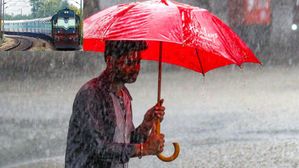 Montha Cyclone: అల్లకల్లోలంగా బంగాళాఖాతం..వర్షాలు స్టార్ట్..43 రైళ్లు రద్దు..పూర్తి వివరాలు చూడండి