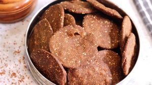 క్రీస్పీగా,క్రంచీగా,గుల్లగా,టేస్టీగా..నెల రోజులు నిల్వ ఉండే హెల్దీ స్నాక్ రాగి చెక్కలు