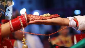 ఆశీర్వాదం 2.0..చొక్కాపై QR కోడ్‌ తో పెళ్లిలో చదివింపులు స్వీకరించిన తండ్రి!..వీడియో చూడండి