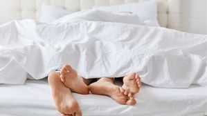 బెడ్ మీద పడుకున్నప్పుడు మీ ఆవిడ పాదాలు చల్లగా ఉంటాయా? కారణం ఇదే!