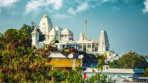 హైదరాబాద్ అంటే బిర్యానీ మాత్రమే కాదు.. మనసుకు ప్రశాంతతనిచ్చే ఈ ఆలయాలు కూడా!