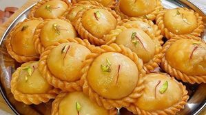 పైన క్రిస్పీ,లోపల జ్యూసీ..నోట్లో వెన్నలా కరిగిపోయే చంద్రకళ..తయారీ ఇలా