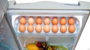 గుడ్లను ఫ్రిజ్‌ లో పెడుతున్నారా? బయట ఉంచుతున్నారా? ఏది కరెక్ట్?