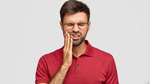  పంటి నొప్పి నరకం చూపిస్తోందా? బ్రహ్మాస్త్రం పనిచేసే వంటింటి చిట్కాలు