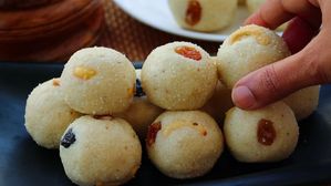 సంక్రాంతి వేళ కొత్త రుచి..నోట్లో వెన్నలా కరిగిపోయే కొబ్బరి పాల రవ్వ లడ్డు