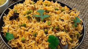 అనుకోకుండా అతిథులు వచ్చారా? 15 నిమిషాల్లో ఘీ మటర్ రైస్ చేసి పెట్టండి, ఫిదా అయిపోతారు!