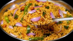 మిగిలిపోయిన అన్నంతో కేవలం 5 నిమిషాల్లో కారం రైస్..దీని రుచి అమృతమే మాస్టారు!