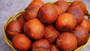 గోదారోళ్ల సంక్రాంతి స్పెషల్..నోరూరించే కొబ్బరి పాకుండలు..ఈజీగా చేసుకోండిలా..