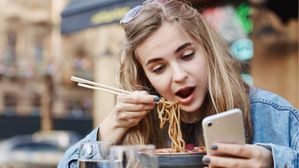  అన్నం తింటూ మొబైల్ చూస్తున్నారా? మీ శరీరంలో ఏం జరుగుతుందో తెలుసా? 