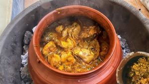 పాత కాలం పద్ధతిలో మట్కా చికెన్..ఈ ఆదివారం ఇలా ట్రై చేయండి..టేస్ట్ వేరే లెవల్!