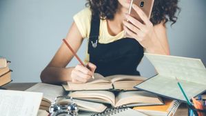 గంటలు గంటలు చదివినా గుర్తుండట్లేదా? ఇలా చేస్తే మీరే క్లాస్ టాపర్!..విద్యార్థుల విజయానికి వాస్తు చిట్కాలు