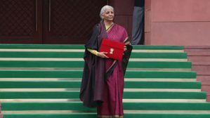 Union Budget 2026-27: పసుపు పచ్చని బ్లౌజ్, కాంచీపురం చీర..అదిరిన నిర్మలమ్మ బడ్జెట్ ఆహార్యం!