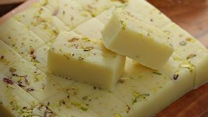 ఫ్రిజ్‌ లో పెట్టాల్సిన పనిలేదు..కరిగిపోతుందన్న భయం లేదు..అద్భుతమైన వెనీలా ఐస్‌ క్రీమ్ బర్ఫీ!