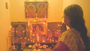 మీ ఇంట్లో సమస్యలకు కారణం ఇదేనా? పూజా గదిలో ఈ పొరపాట్లు అస్సలు చేయకండి!